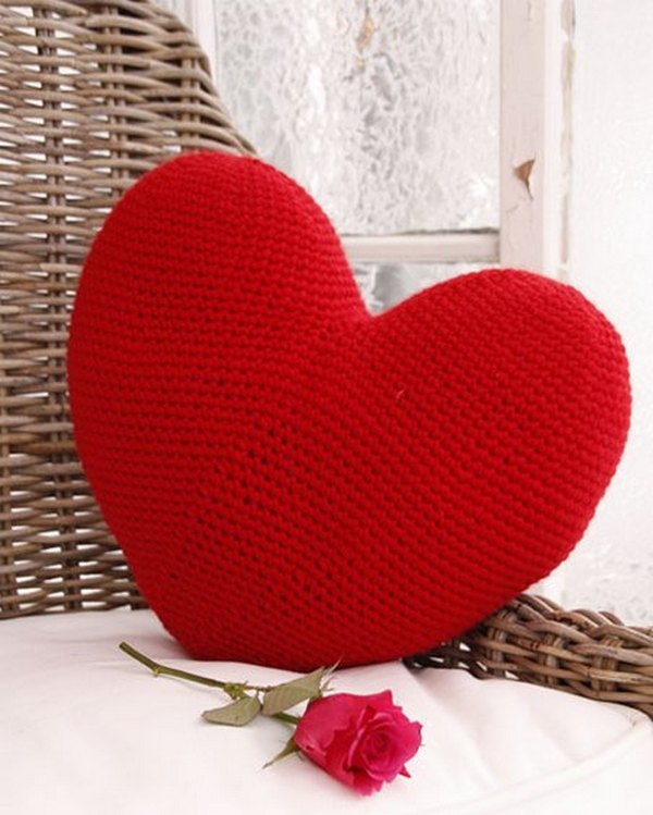 Фото вязанные подушки крючком в виде сердечек 